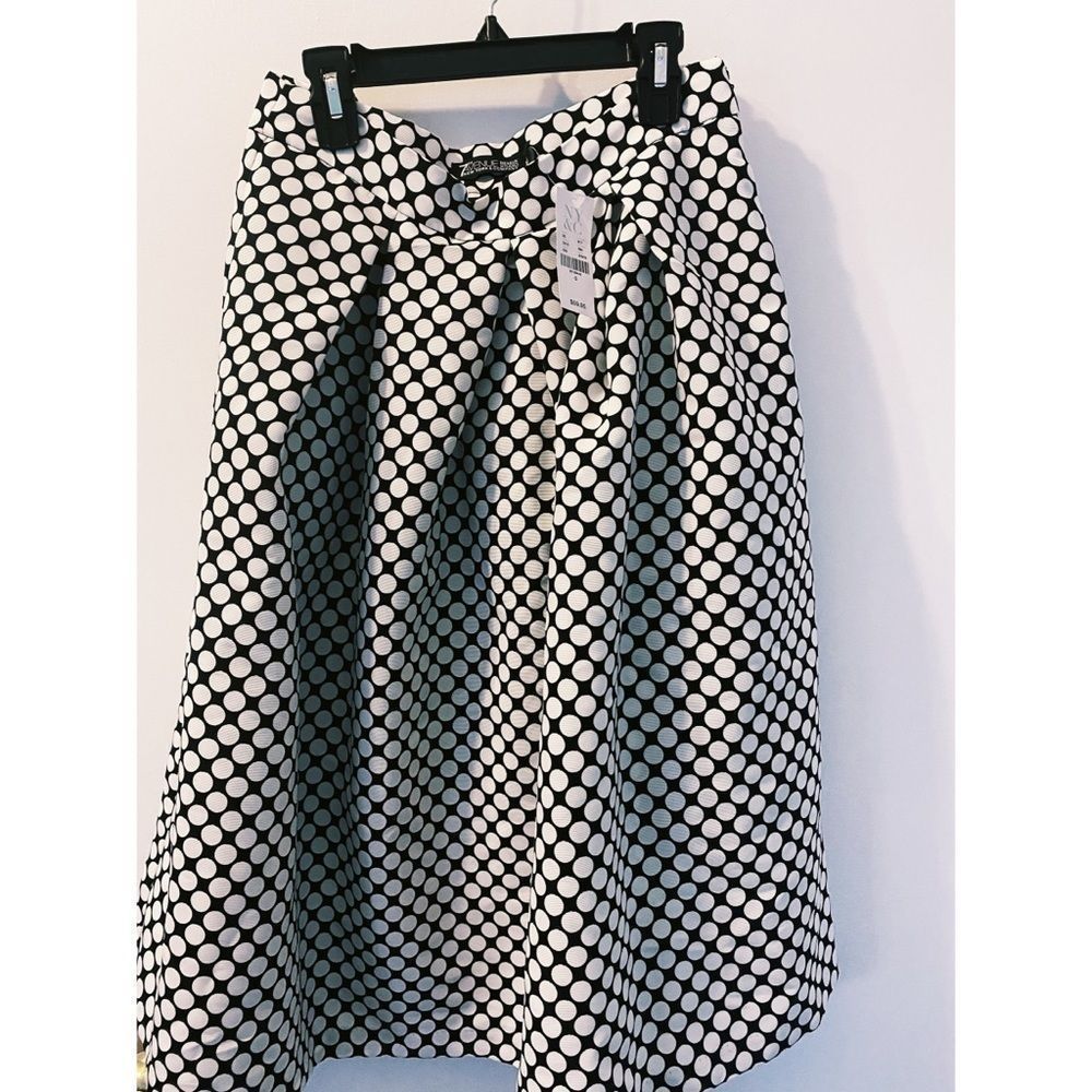 NWT black and white Polka dot pleated skirt